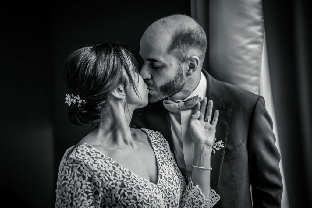 Les mariés s'apprêtent à s'embrasser, portrait en noir et blanc