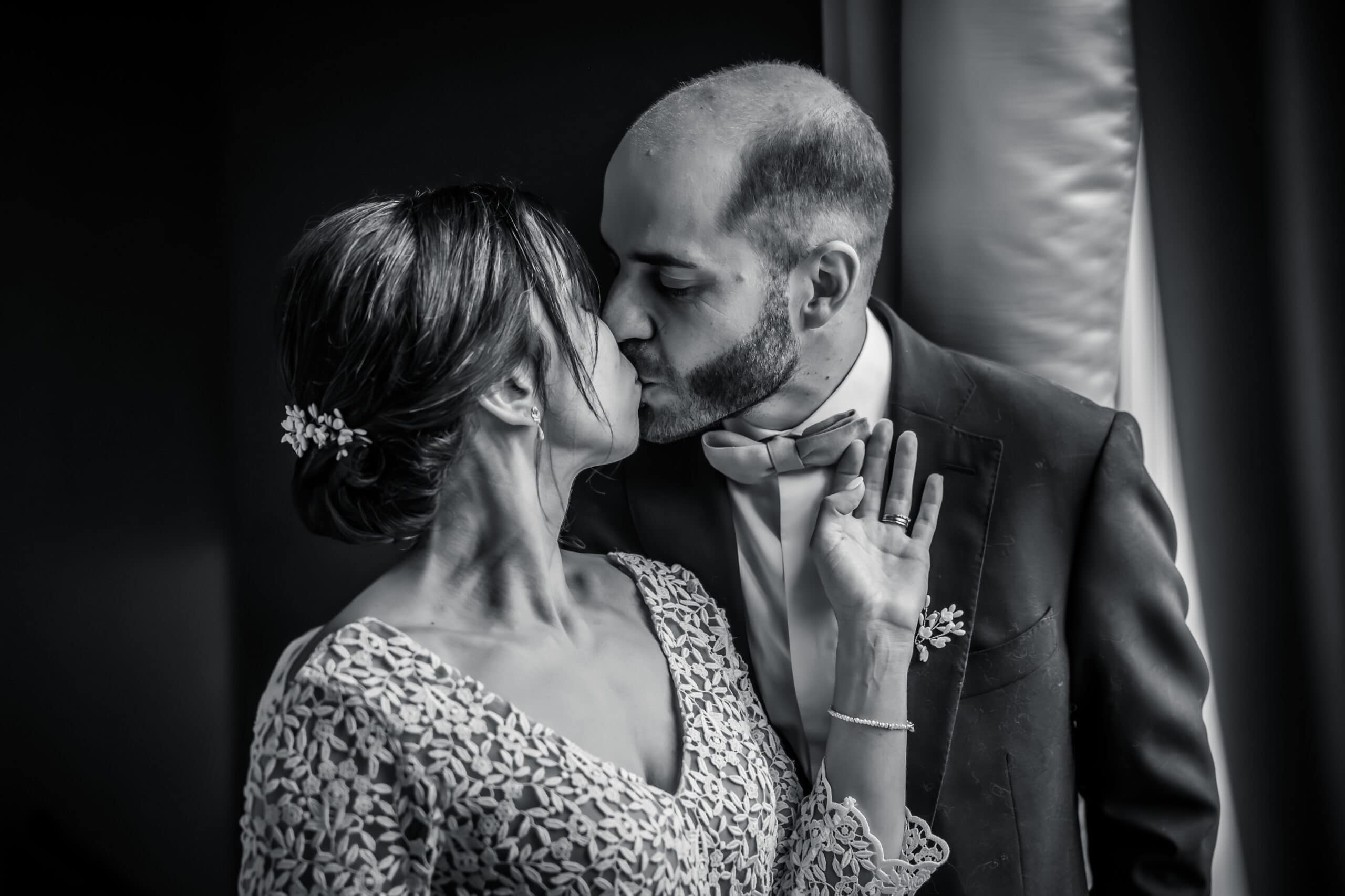 Les mariés s'apprêtent à s'embrasser, portrait en noir et blanc