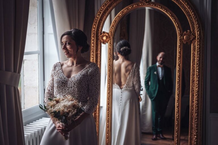 Portrait de la mariée devant un miroir doré