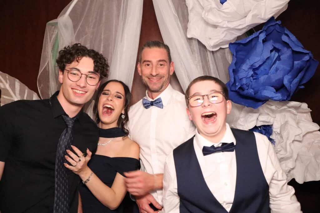 Groupe d'invités s'amusant avec des accessoires devant un photobooth TurboBooth
