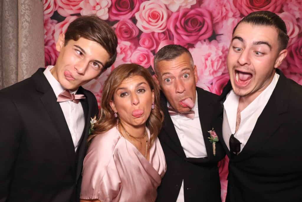 Famille faisant des grimaces devant un photobooth TurboBooth lors d'une fête