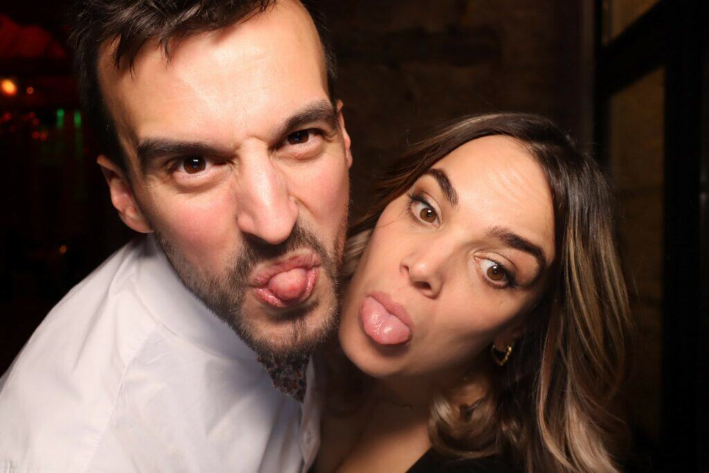 Couple tire la langue devant le photobooth